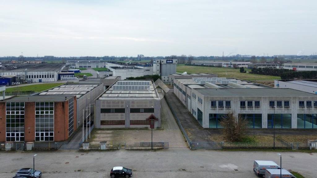 locale commerciale in vendita a Cremona in zona Picenengo