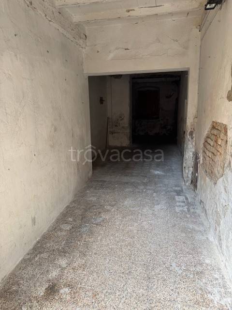 locale di sgombero in vendita a Cremona in zona Viale Po