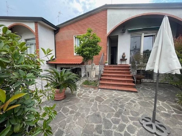 casa indipendente in vendita a Cremona