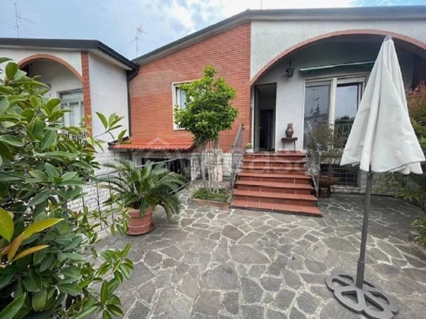 casa indipendente in vendita a Cremona