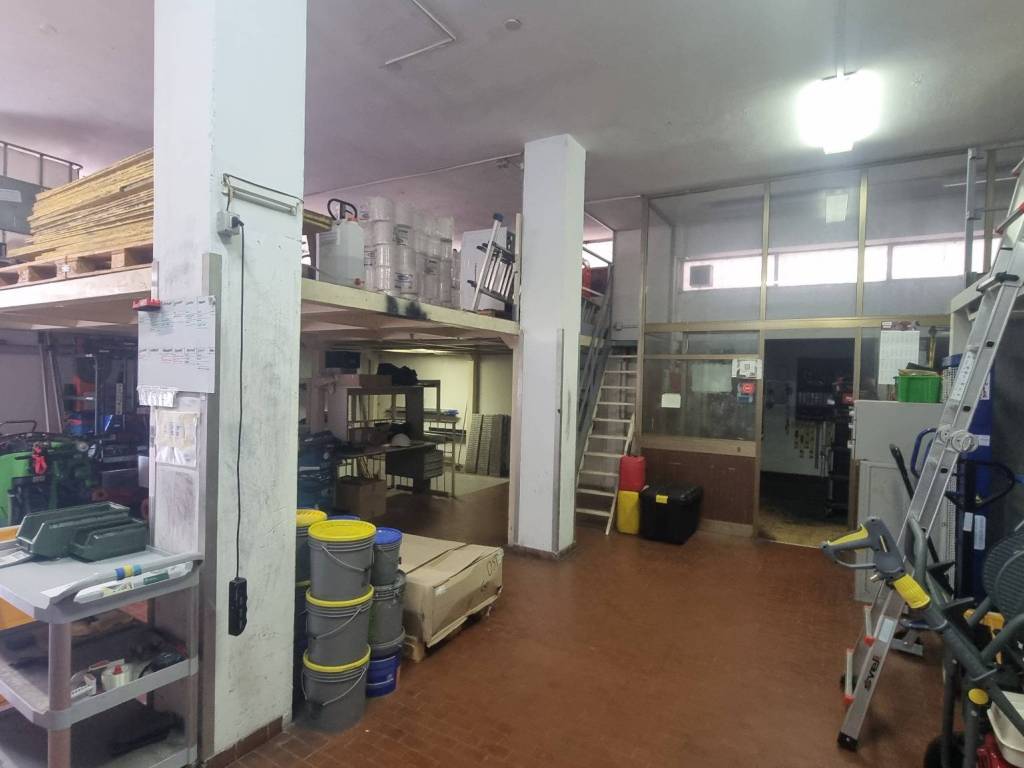 locale commerciale in vendita a Cremona in zona Via Giuseppina