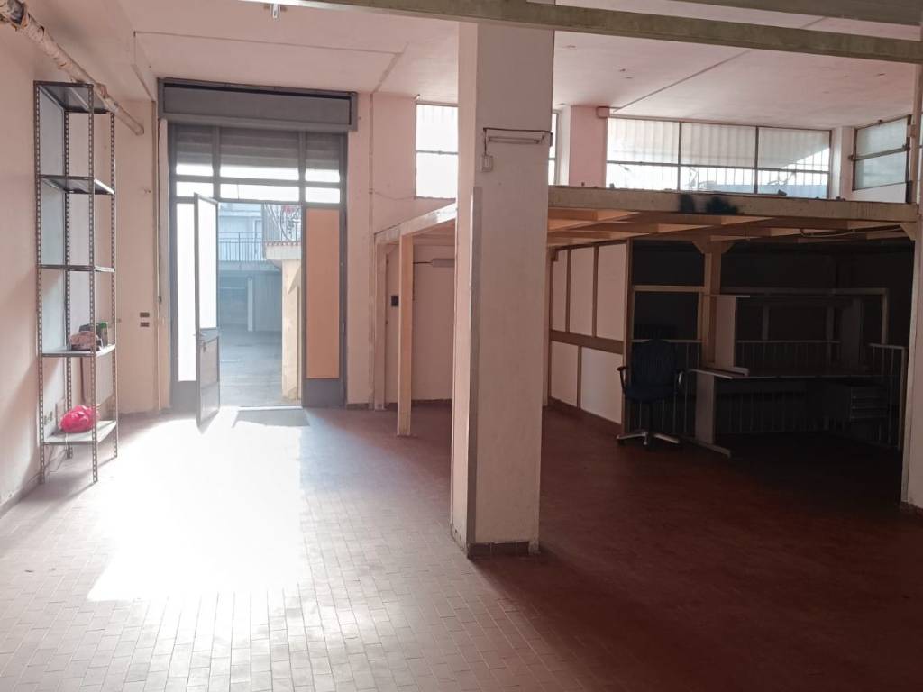 locale commerciale in vendita a Cremona in zona Via Giuseppina