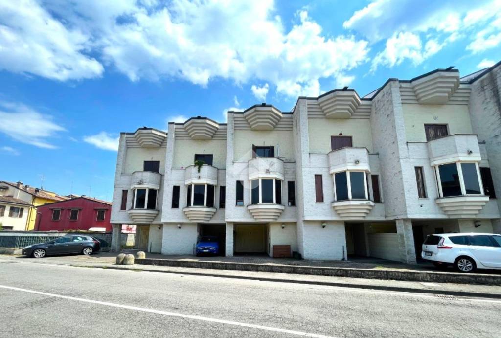 casa indipendente in vendita a Cremona in zona Battaglione
