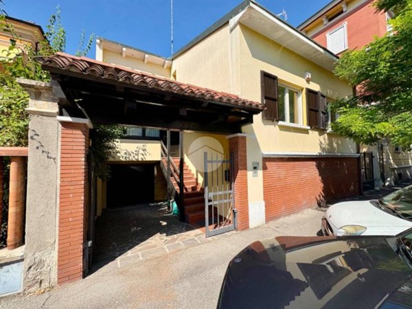casa indipendente in vendita a Cremona in zona Piazza Castello