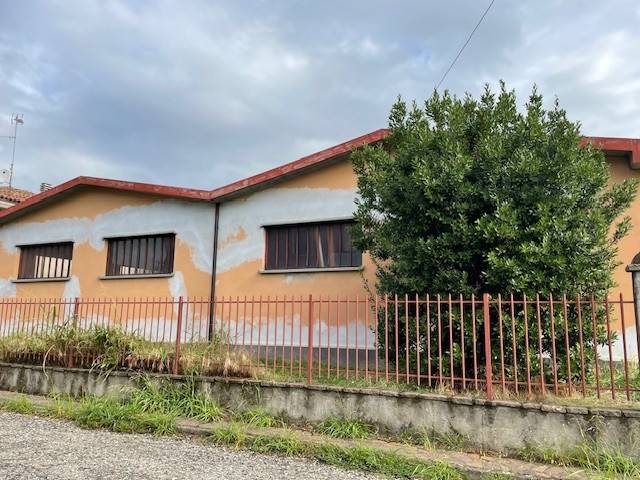 locale commerciale in vendita a Cremona in zona Viale Po