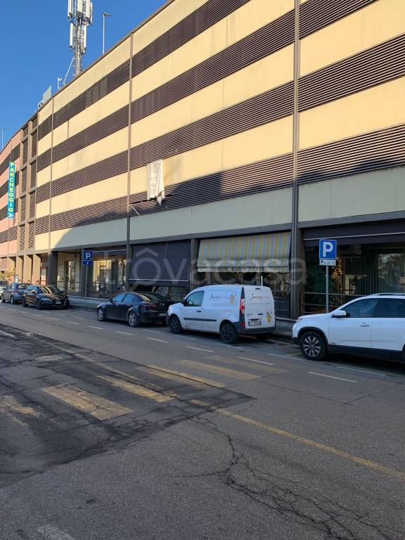 negozio in vendita a Cremona in zona Cremona Centro