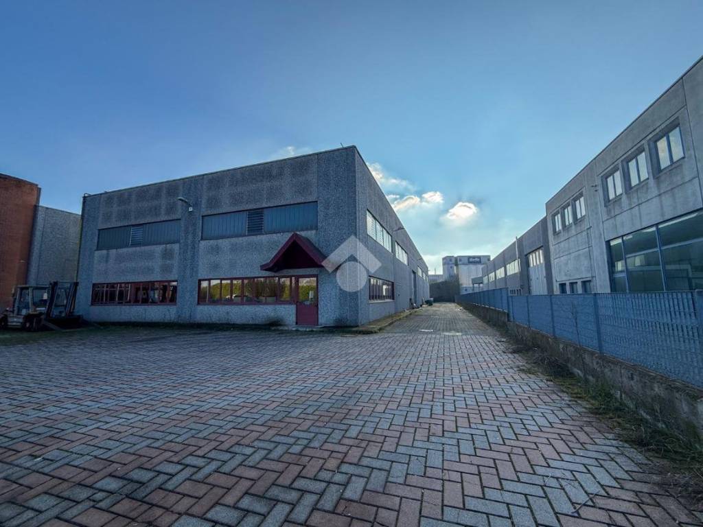 locale commerciale in vendita a Cremona in zona Picenengo