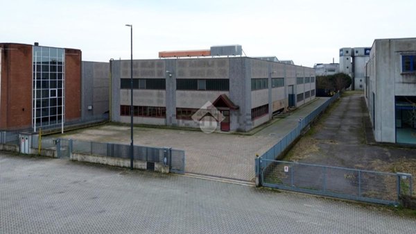 locale commerciale in vendita a Cremona in zona Picenengo