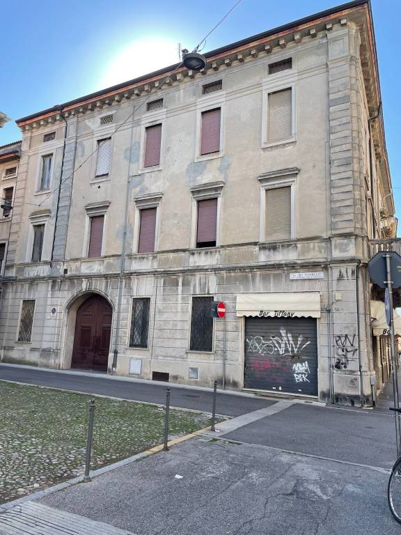 negozio in vendita a Cremona in zona Cremona Centro