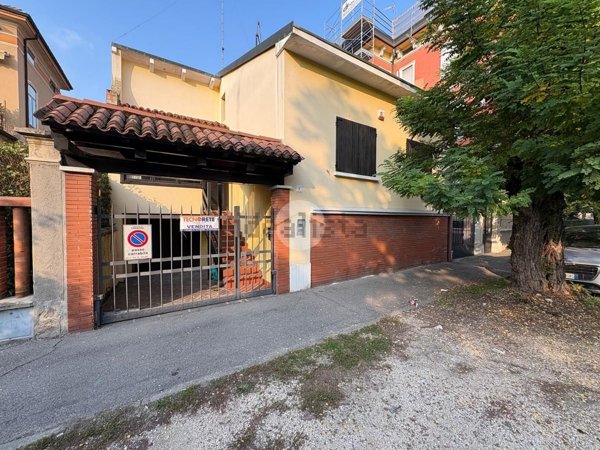 casa indipendente in vendita a Cremona in zona Piazza Castello