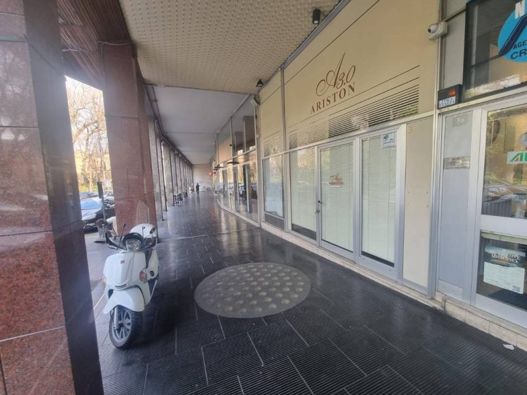 negozio in vendita a Cremona in zona Piazza Castello