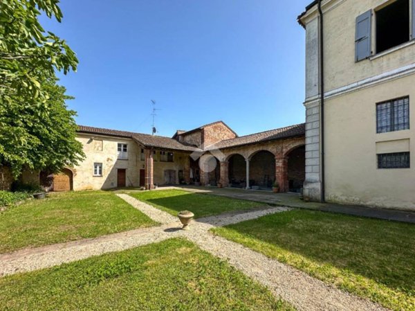 negozio in vendita a Cremona in zona Cremona Centro