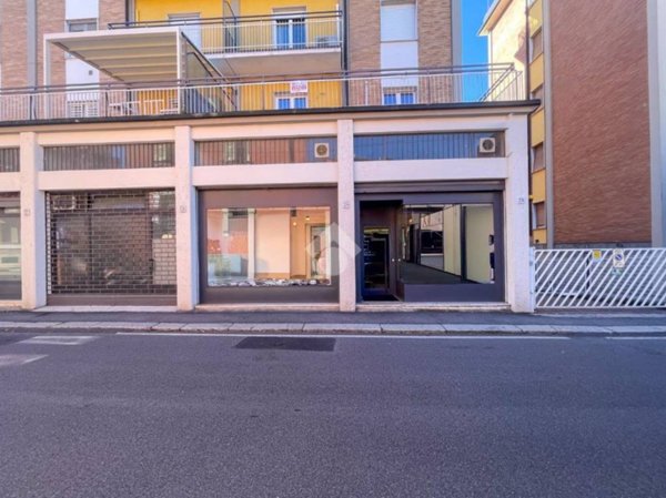 negozio in vendita a Cremona in zona Cremona Centro