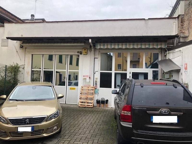 locale commerciale in vendita a Cremona in zona Via Giuseppina