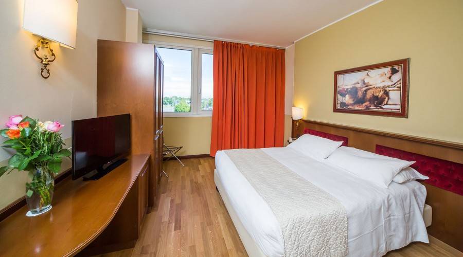 negozio in vendita a Cremona in zona Viale Po