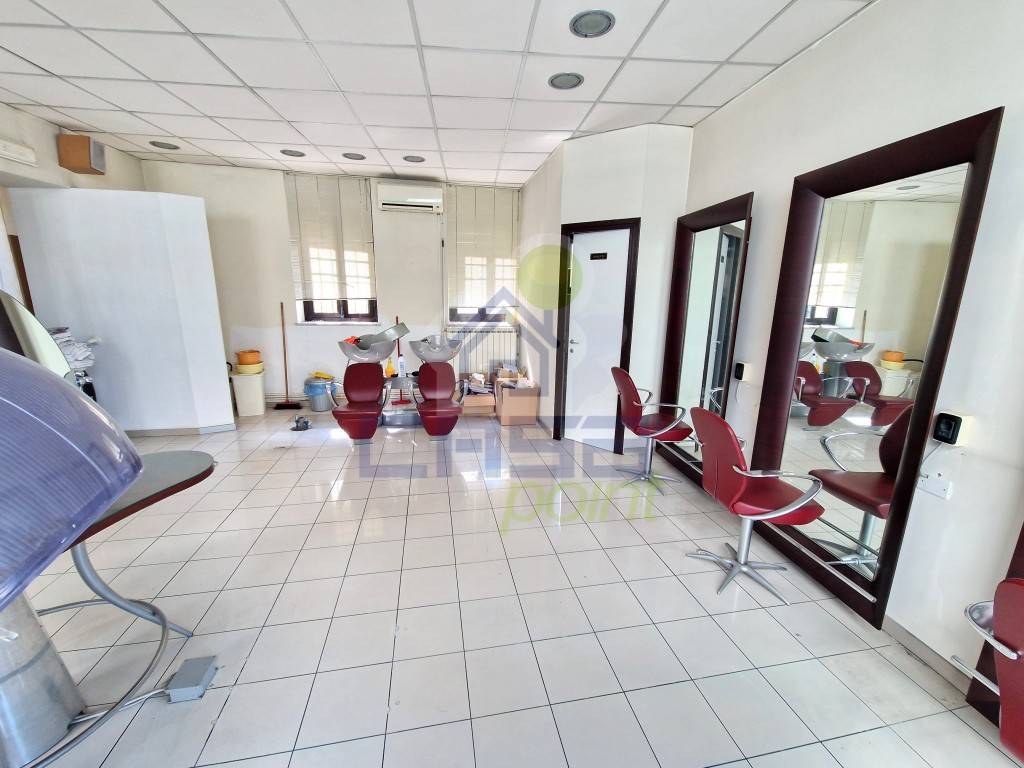 negozio in vendita a Cremona in zona Cremona Centro