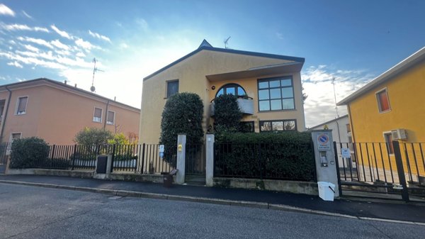 casa indipendente in vendita a Cremona