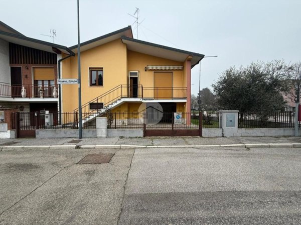 casa indipendente in vendita a Cremona in zona Migliaro