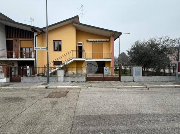 casa indipendente in vendita a Cremona in zona Migliaro