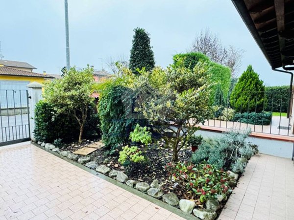 casa indipendente in vendita a Cremona in zona Bagnara