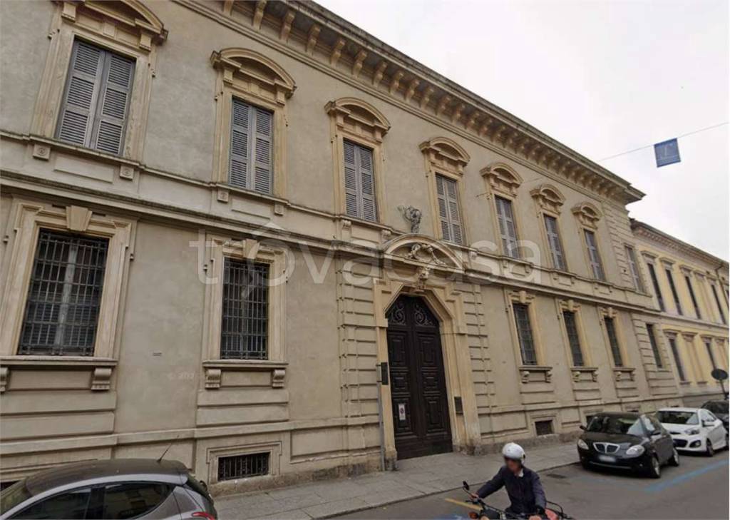 negozio in vendita a Cremona in zona Cremona Centro