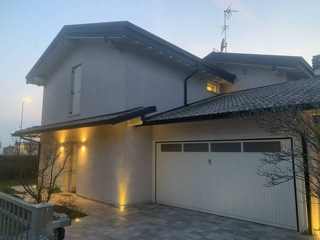 casa indipendente in vendita a Cremona in zona Battaglione