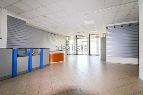 negozio in vendita a Cremona in zona Cremona Centro
