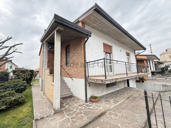 casa indipendente in vendita a Cremona