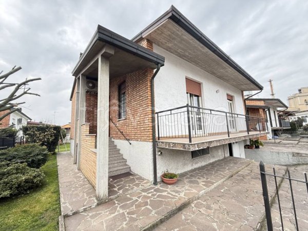 casa indipendente in vendita a Cremona