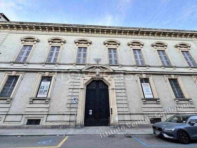 negozio in vendita a Cremona in zona Cremona Centro