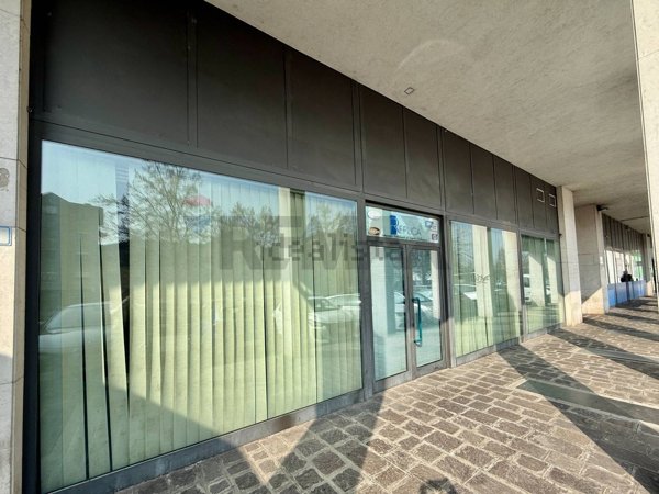 locale commerciale in vendita a Cremona in zona Via Mantova