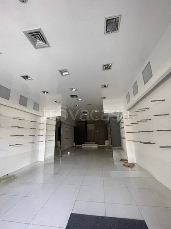 negozio in vendita a Cremona in zona Cremona Centro