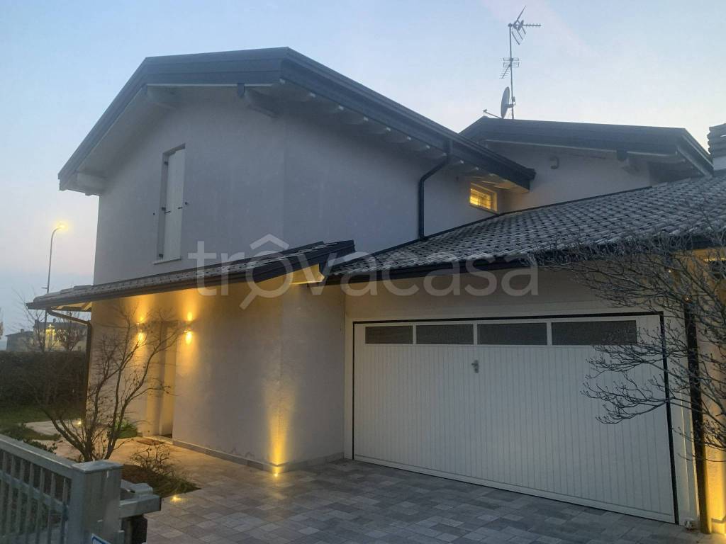 casa indipendente in vendita a Cremona in zona Bagnara