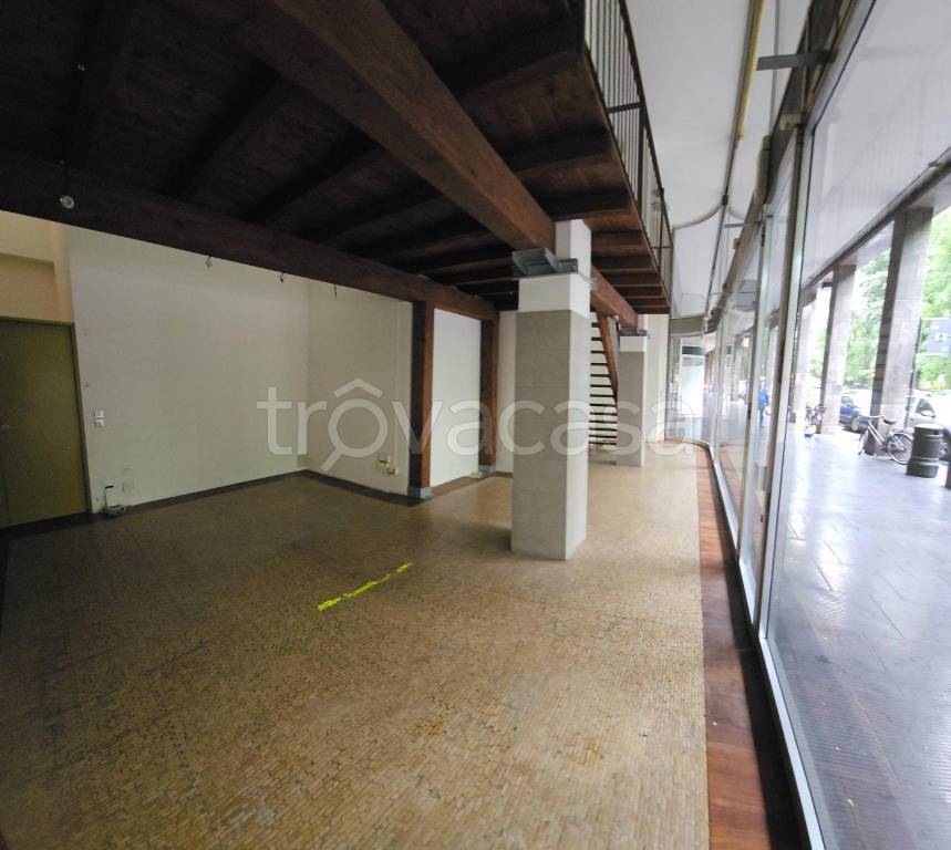 negozio in vendita a Cremona in zona Cremona Centro