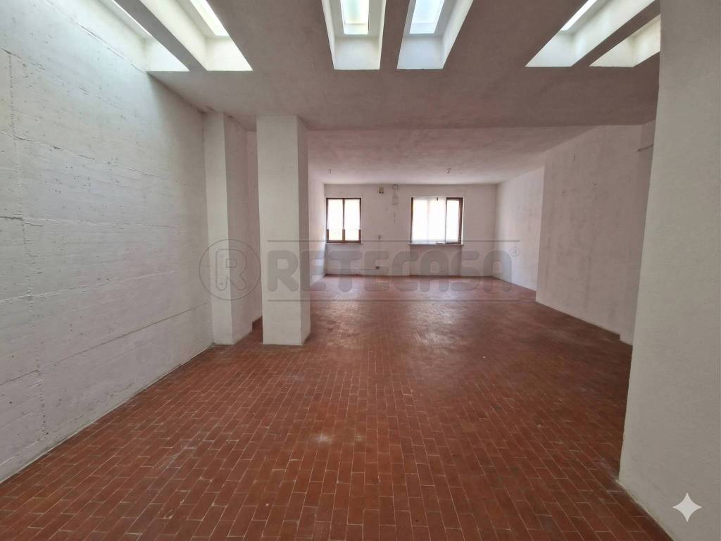 locale commerciale in vendita a Cremona in zona Piazza Castello