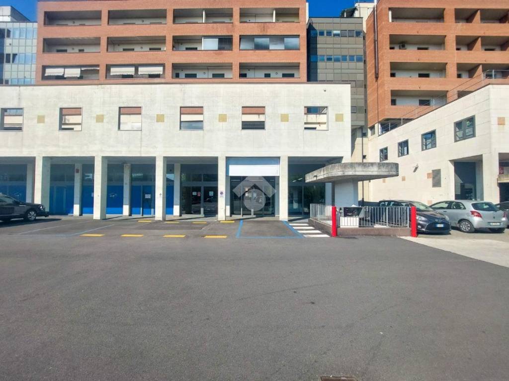 negozio in vendita a Cremona in zona Via Dante