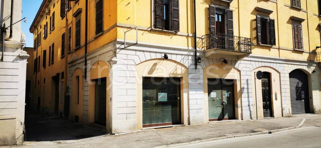 negozio in vendita a Cremona in zona Via Dante