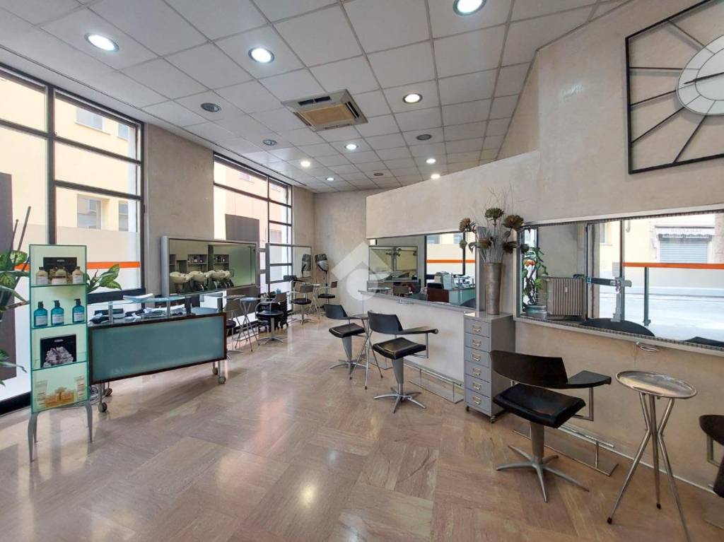 negozio in vendita a Cremona in zona Cremona Centro