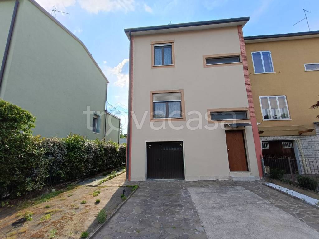 casa indipendente in vendita a Cremona in zona Via Giuseppina