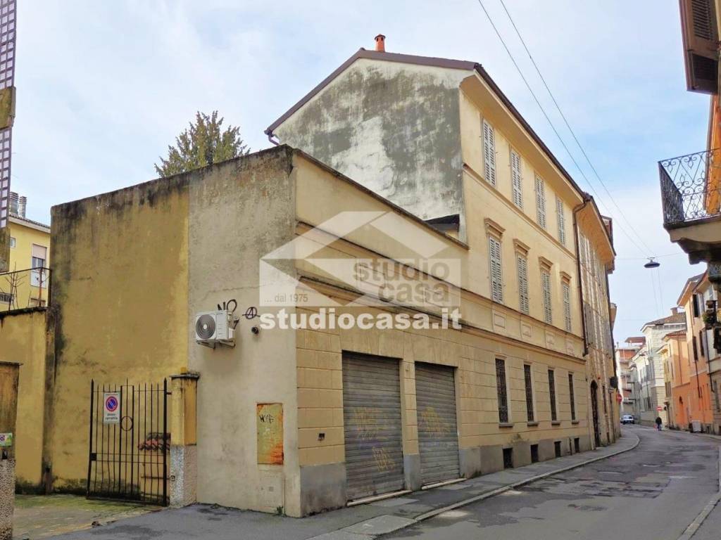 negozio in vendita a Cremona in zona Piazza Castello