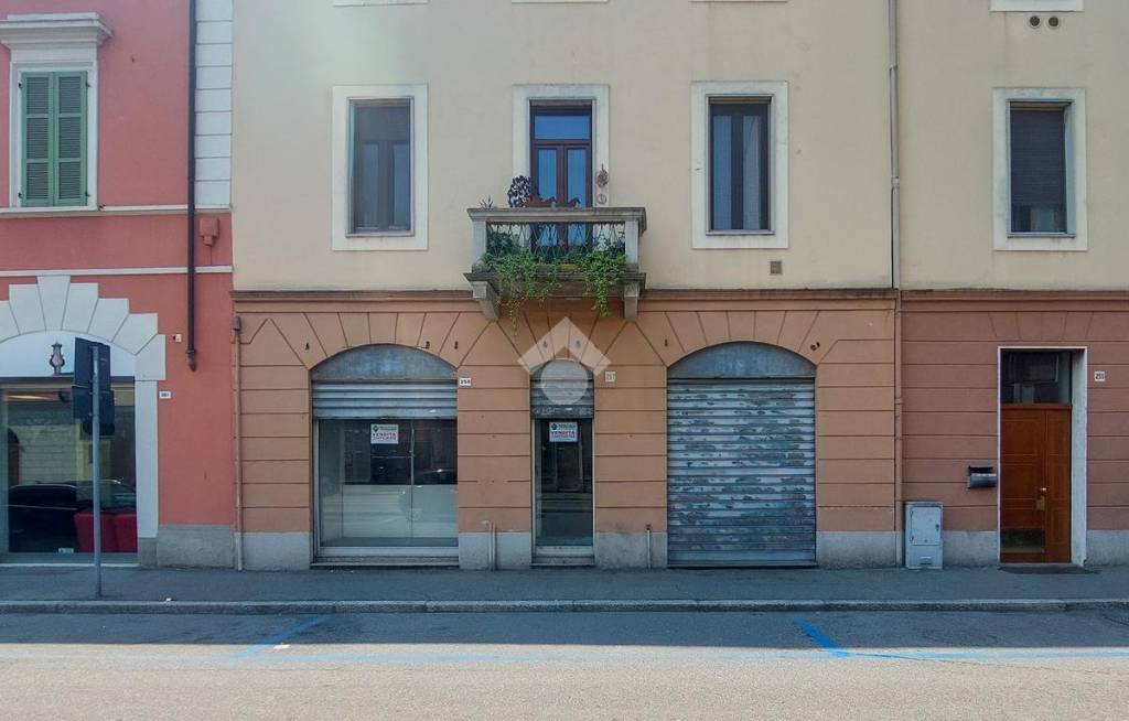 negozio in vendita a Cremona in zona Via Dante