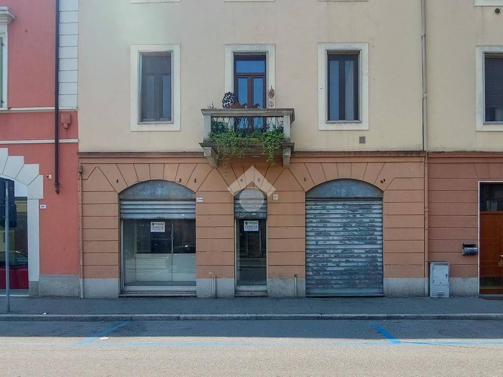 negozio in vendita a Cremona in zona Piazza Castello