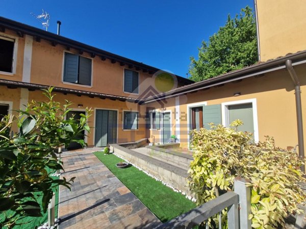 casa indipendente in vendita a Cremona in zona Migliaro