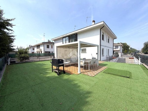 casa indipendente in vendita a Cremona in zona Cavatigozzi
