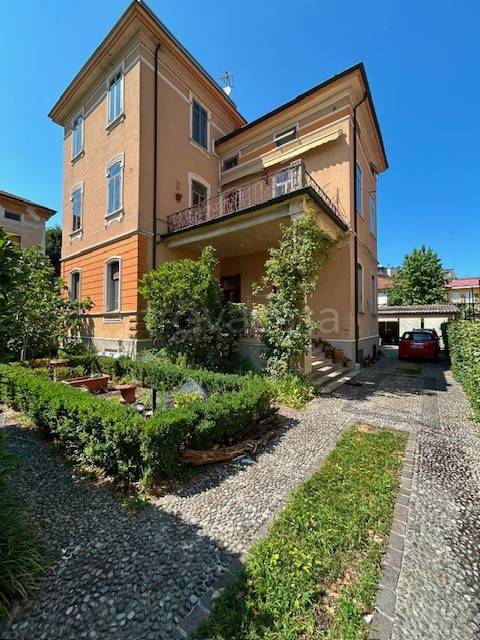 casa indipendente in vendita a Cremona in zona Piazza Castello