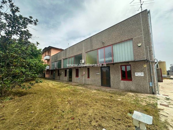 locale commerciale in vendita a Cremosano