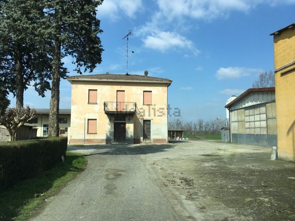 locale di sgombero in vendita a Crotta d'Adda