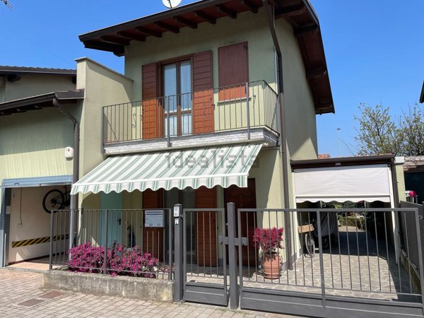 casa indipendente in vendita a Cumignano sul Naviglio