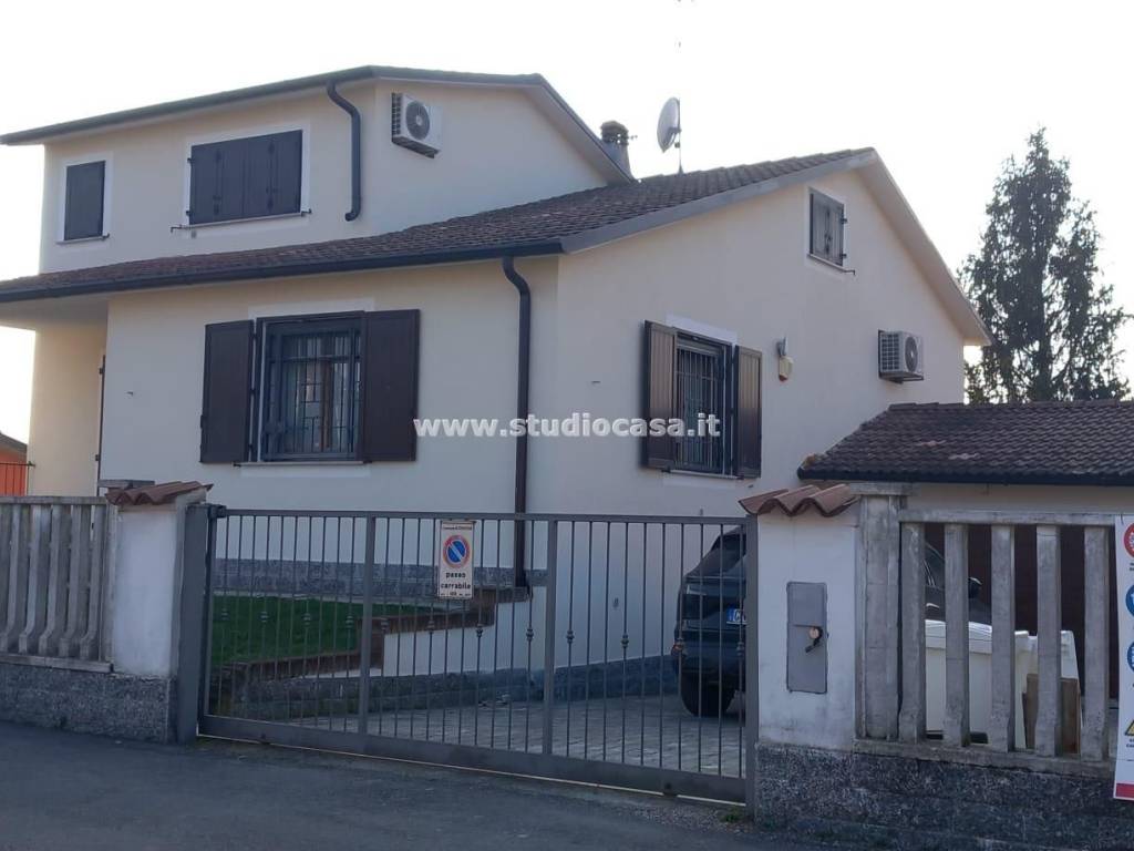 casa indipendente in vendita a Dovera