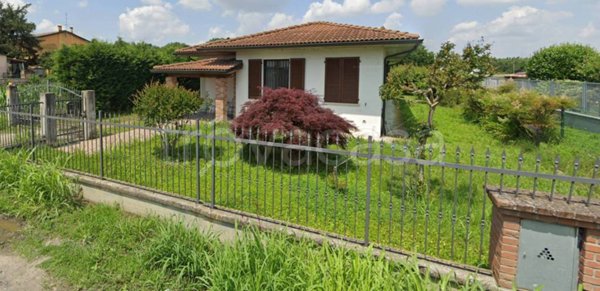 casa indipendente in vendita a Dovera